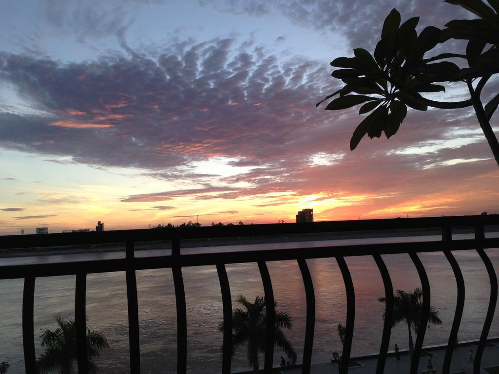 New Season Riverside Hotel Phnom Penh Dış mekan fotoğraf