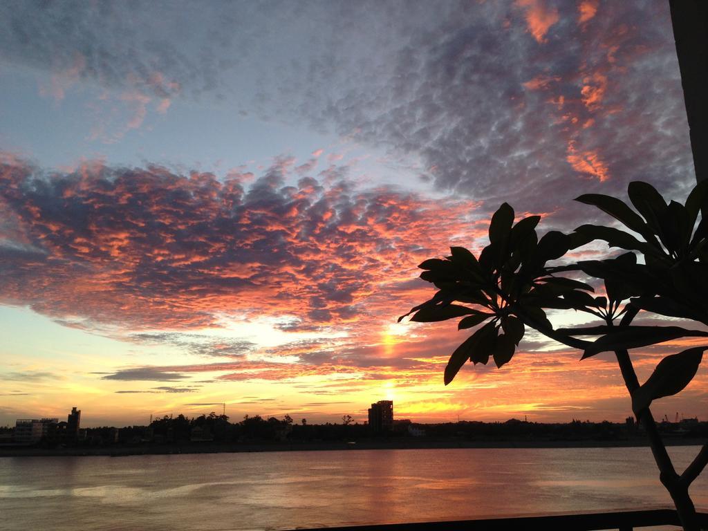 New Season Riverside Hotel Phnom Penh Dış mekan fotoğraf