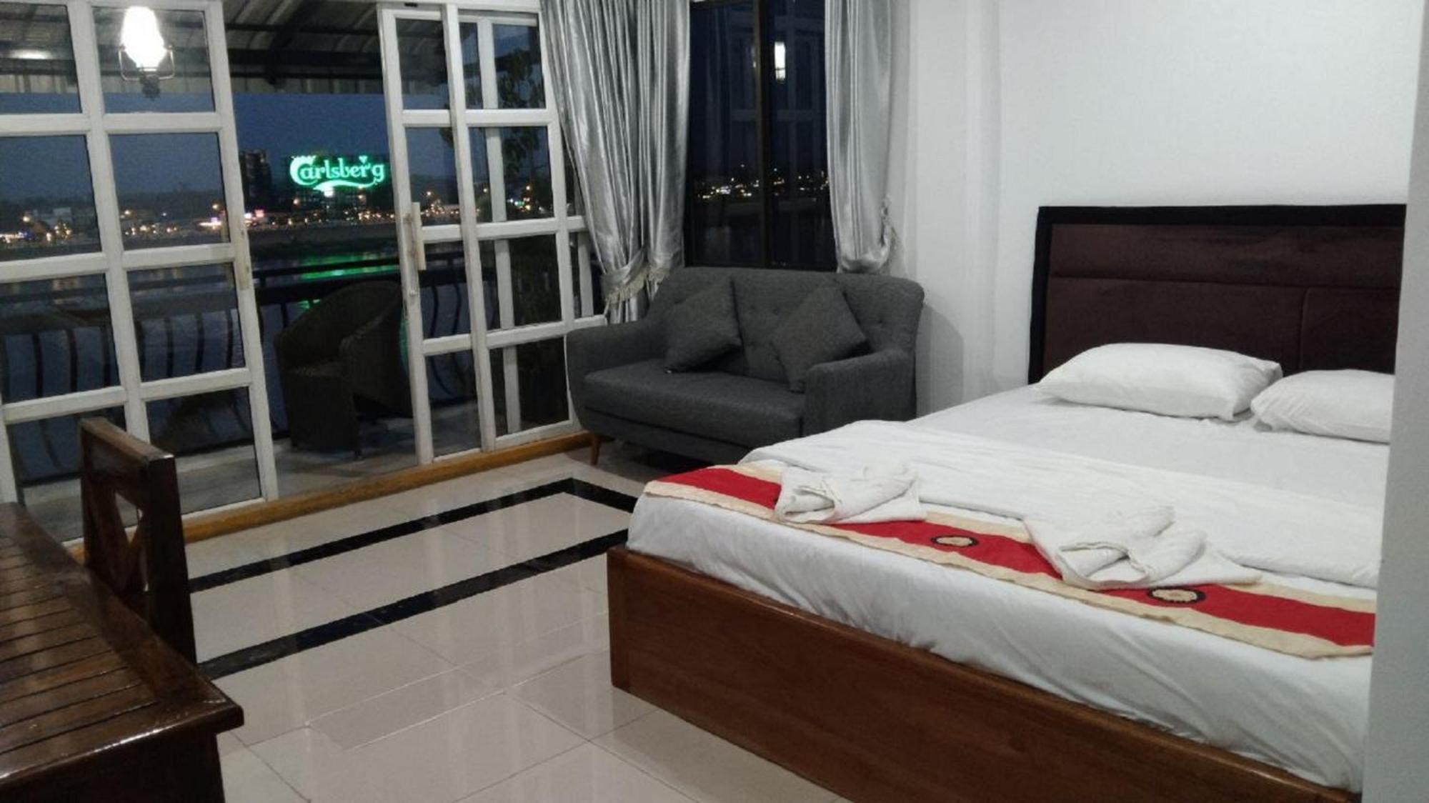 New Season Riverside Hotel Phnom Penh Dış mekan fotoğraf