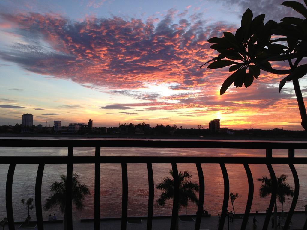 New Season Riverside Hotel Phnom Penh Oda fotoğraf
