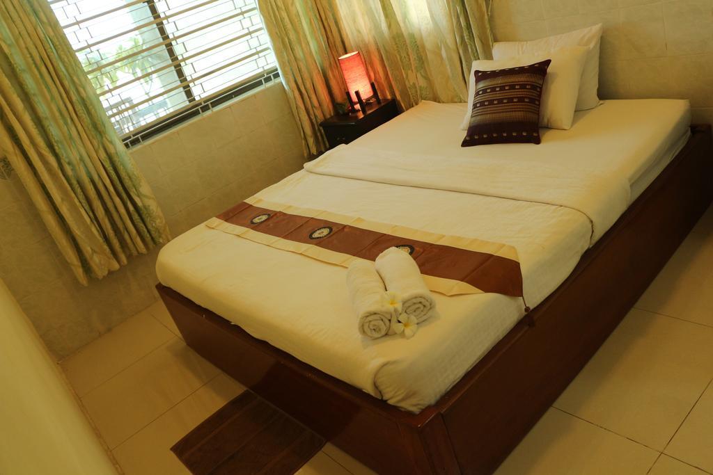New Season Riverside Hotel Phnom Penh Oda fotoğraf