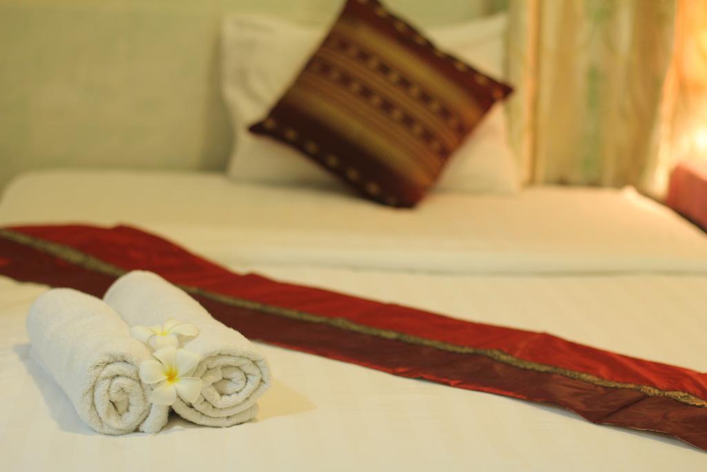 New Season Riverside Hotel Phnom Penh Oda fotoğraf