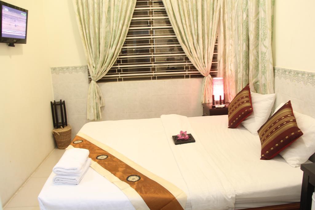 New Season Riverside Hotel Phnom Penh Oda fotoğraf