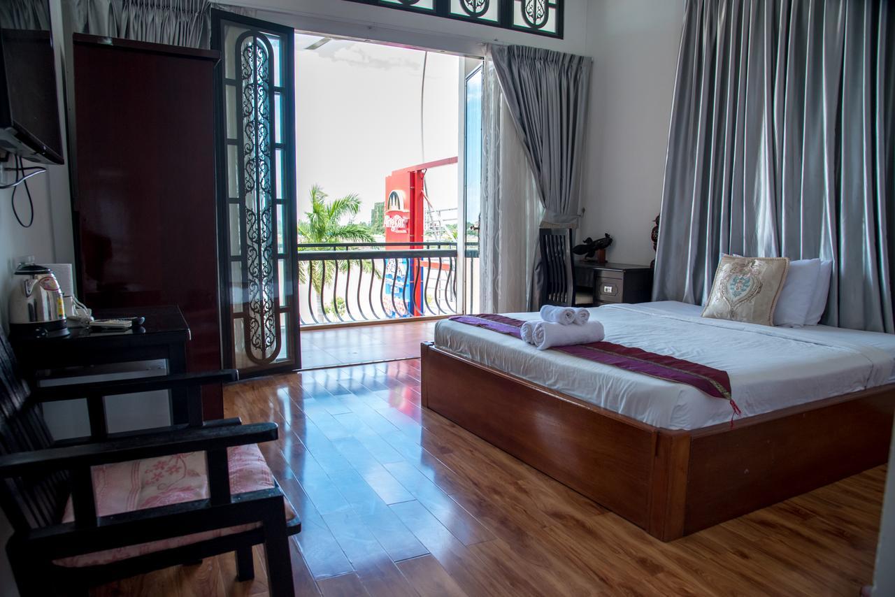 New Season Riverside Hotel Phnom Penh Dış mekan fotoğraf